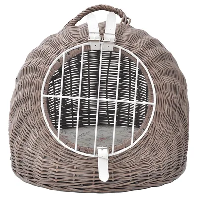 Pyöreä punottu lemmikkikori, jossa valkoinen metallinen etuovi ja kantokahva. Sisällä vaaleakuosinen pehmuste. Materiaali: punottu rottinki, metalli, kangas.