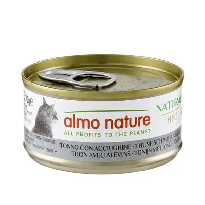 Blik Almo Nature HFC kattenvoer, tekst: 'almo nature', 'ALL PROFITS TO THE PLANET', 'TONIJN MET JONGE ANSJOVIS', afbeelding van kat zichtbaar op etiket.