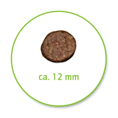 Kulatá granule suchého krmiva o průměru cca 12 mm.