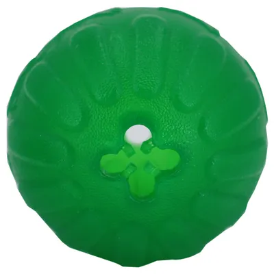 Palla verde in plastica con superficie testurizzata e foro centrale a forma di croce visibile dall'alto.