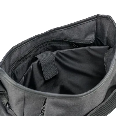 Svart väska med innerfack, dragkedja och slitstarkt tyg. Detaljvy av rymligt innerutrymme.
