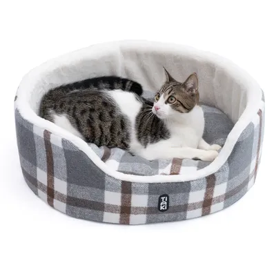Round cat bed with grey and white check pattern and soft inner padding. Cat lying in the bed. Visible logo: Taki.