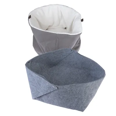 Zwei zusammenklappbare Körbe, einer aus grauem Filz und der andere mit weissem Innenfutter. Ideal für Aufbewahrung oder als Schlafplatz.
