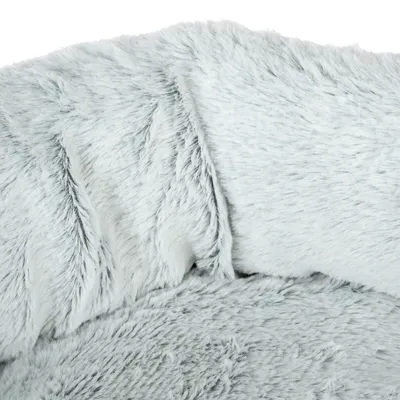 Lähikuva pehmeästä, vaaleanharmaasta keinoturkismateriaalista, sopii lemmikkituotteisiin kuten sänkyihin tai peittoihin.