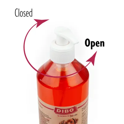 Flacone DIBO con pompa dosatrice, frecce e testo in inglese 'Closed' e 'Open' che indicano la direzione di apertura e chiusura del dispenser.