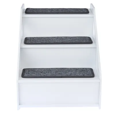 Weisse Treppe mit drei Stufen, jede Stufe mit grauem Teppichbelag.