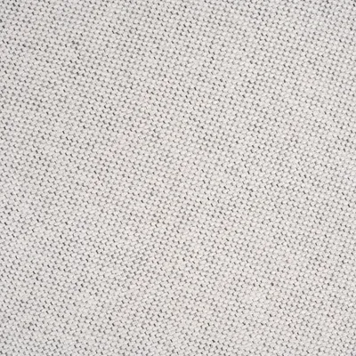 Primer plano de tela tejida gris claro con superficie texturizada.