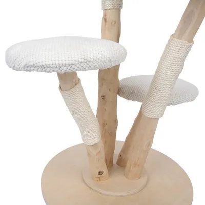 Kratzbaum aus hellem Holz mit drei gepolsterten Sitzflächen und Sisal umwickelten Stämmen.