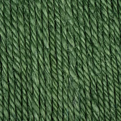 Gros plan sur des fibres torsadées vertes, aspect corde ou sisal, matériau visible utilisé pour accessoires ou griffoirs pour animaux.