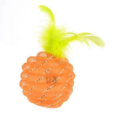 Sieťovaná hračka v oranžovej farbe so žltými perami, vhodná na interaktívne hranie.