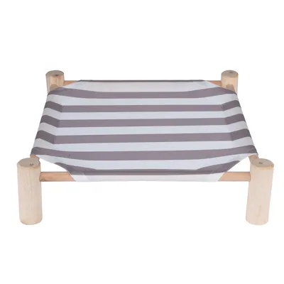 Gestrekt ligoppervlak met grijze en witte strepen, houten frame met vier poten. Geschikt als verhoogd platform of bed.