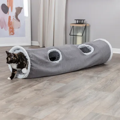 Grauer Katzentunnel mit drei Öffnungen und Plüschrand, Katze spielt mit einem weissen Ball am Eingang.