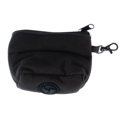 Schwarze Tasche mit Reissverschluss und zwei Metallkarabinern, geeignet zur Befestigung.