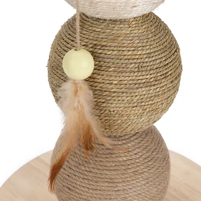Giocattolo in sisal con sfera gialla e pendente con piuma, adatto per tiragraffi o gioco interattivo.