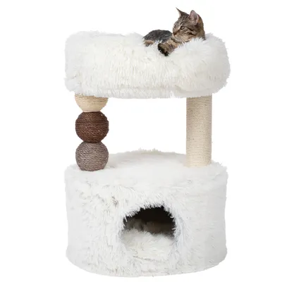 Kratzbaum mit zwei Ebenen, weissem Plüschbezug, Sisalstange und Spielbällen. Obere Liegefläche mit Katze, untere Höhle als Rückzugsort.