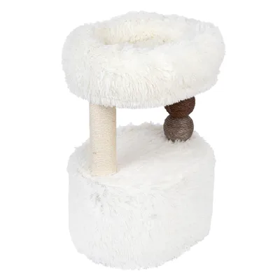 Kratzbaum mit weissem Plüschbezug, einer Liegefläche oben, einem Sisal-Kratzstamm und zwei braunen Spielbällen.