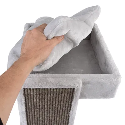 Hand hebt abnehmbares, graues Plüschkissen von einer quadratischen Box mit Kratzfläche aus Sisal.