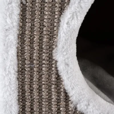 Detaljvy av ett flätat material med vit, mjuk kant och mörk insida.