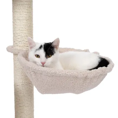 Kratzbaum mit beiger Hängematte aus weichem Stoff, darauf liegt eine weiss-schwarze Katze.