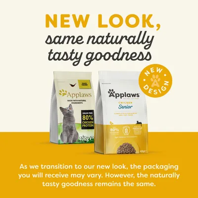 Dvě balení Applaws Senior Chicken pro kočky, starý a nový design. Text: NEW LOOK, same naturally tasty goodness, NEW DESIGN. Obě balení 400 g, 80 % chicken protein.
