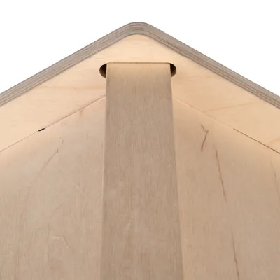 Közelkép egy világos, sima rétegelt lemezből készült fa csatlakozásról, precíz élekkel és kivágásokkal.