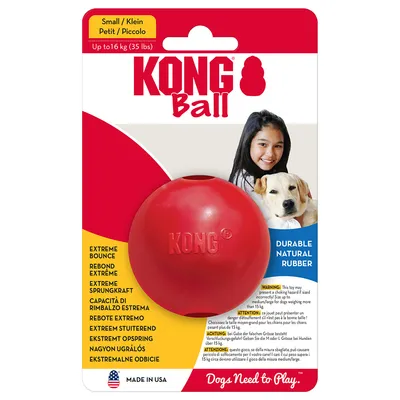 KONG Ball Small до 16 кг, прочная натуральная резина, extreme bounce, надписи: Durable Natural Rubber, Made in USA, Dogs Need to Play. На упаковке изображён жёлтый лабрадор.