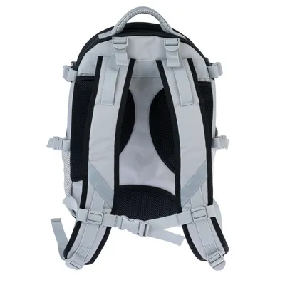Vue arrière d’un sac à dos gris avec bretelles réglables, sangles de poitrine et de taille, poignée supérieure et rembourrage noir visible sur les bretelles et le dos.