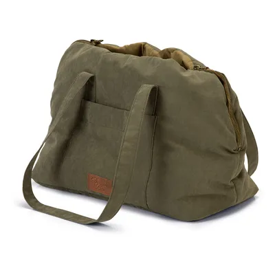 Sac de transport en tissu vert avec anses, poche extérieure et fermeture éclair, étiquette visible portant l’inscription 'Designed by Lotte'.