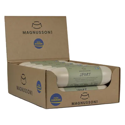 Magnussons Sport, embalaža s klobasami pasje hrane. Na škatli in izdelku je napis 'Från Sverige' ter Magnussons logotip. Vidna švedska zastava.