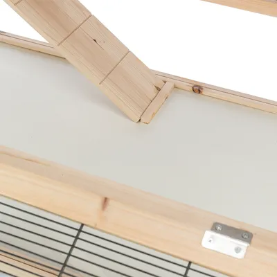 Vista dettagliata di un recinto in legno con rampa e griglia metallica, adatto per piccoli animali. Elementi di collegamento in metallo visibili.