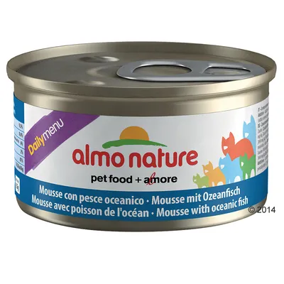 Консерва Almo Nature Daily Menu, надпись pet food + amore, мусс с океанической рыбой, текст на нескольких языках, разноцветные силуэты кошек на этикетке.