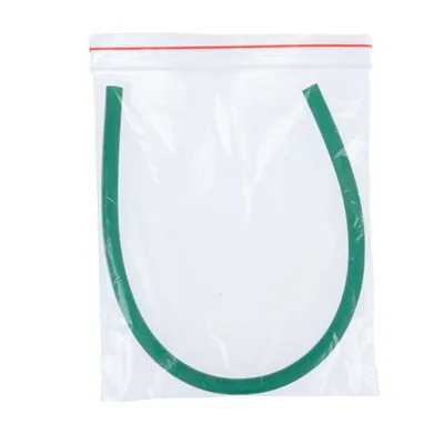 Grüner Gummischlauch in einem transparenten, wiederverschliessbaren Plastikbeutel.