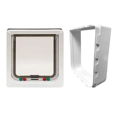 Kattenluik van wit plastic met transparante klep, vierkante vorm, zichtbaar slotmechanisme met rode en groene knoppen, inclusief apart montageframe.