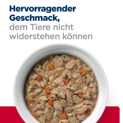 Hervorragender Geschmack, dem Tiere nicht widerstehen können. Abgebildet ist ein Napf mit Nassfutter, bestehend aus Fleischstücken, Karotten und weiteren Zutaten.