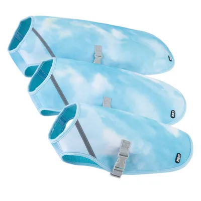 Drei blaue Hundewesten mit Wolkenmuster, reflektierenden Streifen und verstellbaren Schnallen. Sichtbares Logo: Trixie.