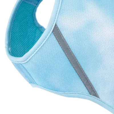 Nahaufnahme eines blauen, atmungsaktiven Gewebes mit reflektierendem Streifen.