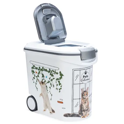 Foderbehållare med kattmotiv, vit, hjul och grått lock. Tryck: klättrande katt bland växter och sittande katt vid fönster med texten 'Pets Collection'.