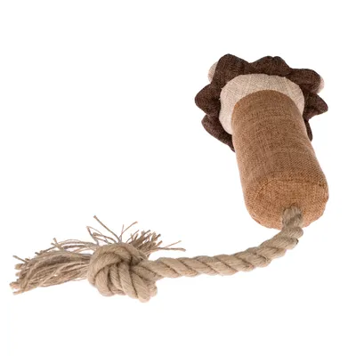 Legetøj af stof i brune og beige farver med en snor af naturfibre, egnet til at trække eller tygge på.