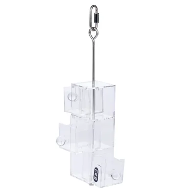 Jouet suspendu transparent en plastique avec trois compartiments cubiques et boutons, crochet métallique, marque Trixie visible sur le bas.