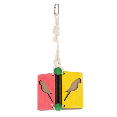 Hängendes Vogelspielzeug aus Holz mit roten und gelben Seiten, Papageien-Silhouetten, grünen Kugeln und weissem Seil mit Metallhaken.