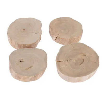 Quatre rondins de bois naturel, coupés en tranches épaisses, posés à plat. Bois brut avec veinures et fissures visibles.