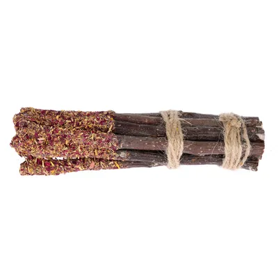 Köteg természetes faágakból, részben szárított virágokkal borítva, juta zsinórral összekötve.