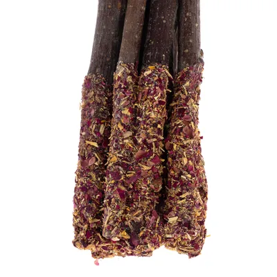 Természetes rágórudak gyógynövényekkel és virágokkal, háziállatok számára alkalmas. Több rudat mutat díszítő gyógynövény- és virágréteggel.