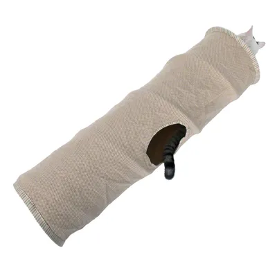 Textilní tunel na hraní s otvorem, kočka částečně viditelná s hlavou a ocasem mimo tunel.