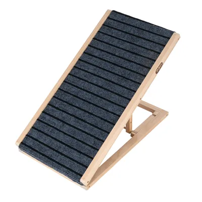 Verstelbare houten ramp met antislip oppervlak in donkergrijs met zwarte strepen. Ideaal voor hoogteverschillen.