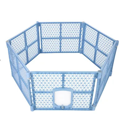 Țarc hexagonal albastru din plastic cu pereți din grilaj și o ușă mică în față.