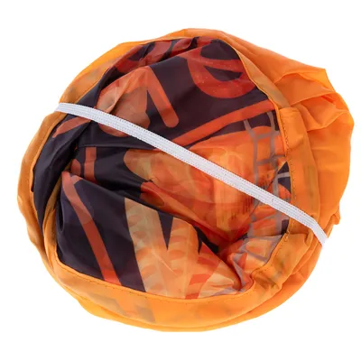 Zusammengefaltetes orangefarbenes Spielzeug aus Stoff mit elastischem Band, geeignet für Haustieraktivitäten.
