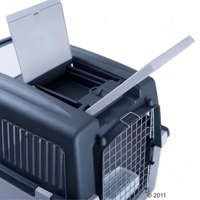 Transportkasse til kæledyr med åbent låg og metalgitter foran. Synlig plastmateriale og ventilationsriller på siden.