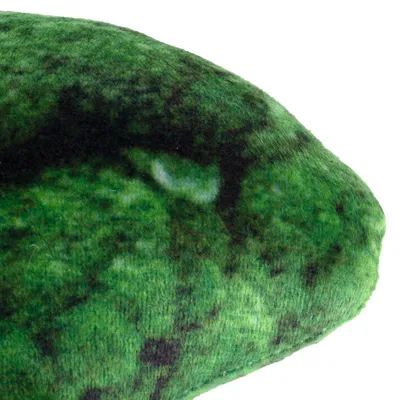 Groene stof met zachte, fluweelachtige textuur en donkere vlekken.