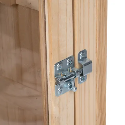 Detaljan prikaz drvenog zatvarača s metalnom zasunom na drvenim vratima.